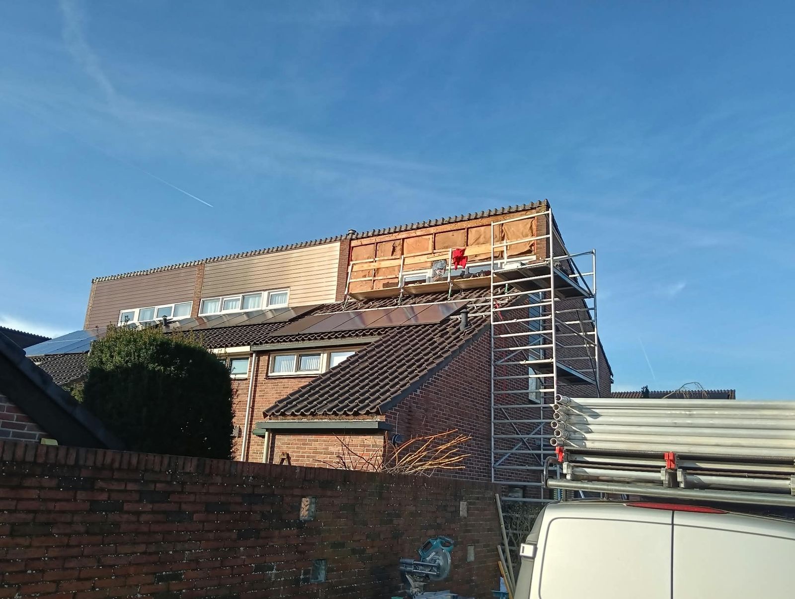 Gevel tijdens renovatie, oude bekleding verwijderd