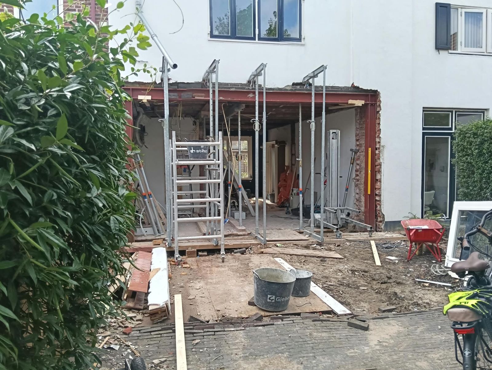 Doorbraak achtergevel met stalen balk en stempels