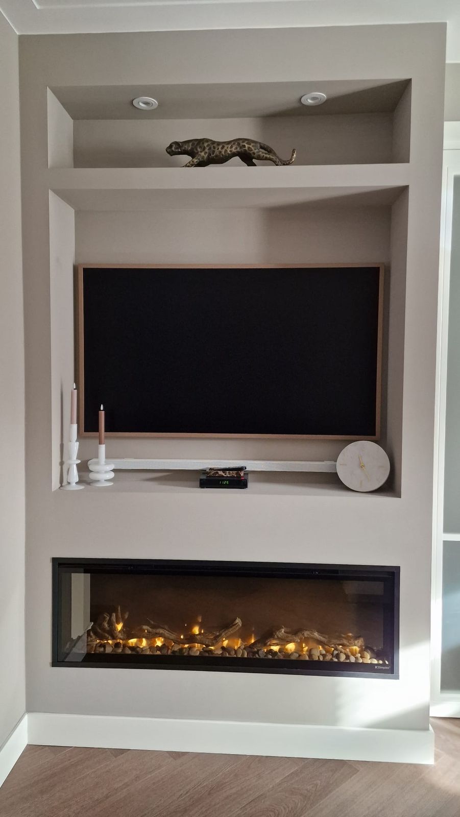Tv-wand met nissen en elektrische haard